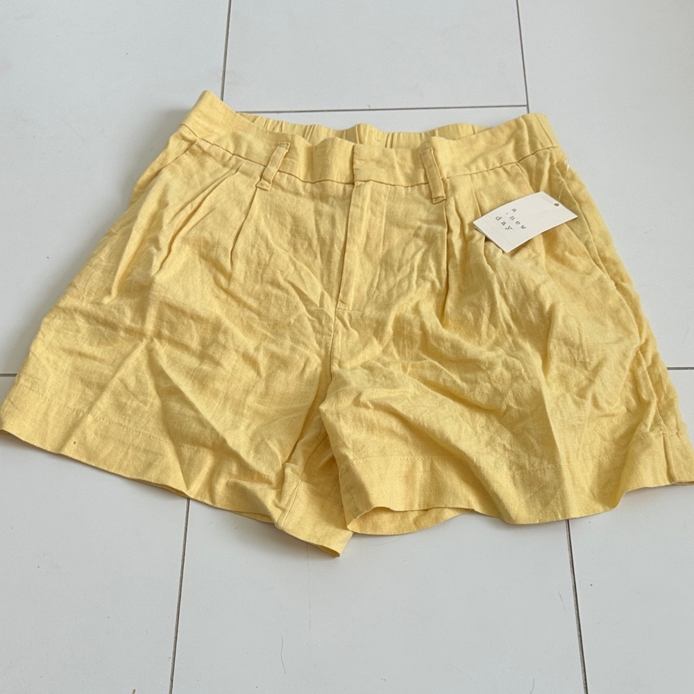 A New Day Light Yellow Women's Shorts 6 Linen blend NWT